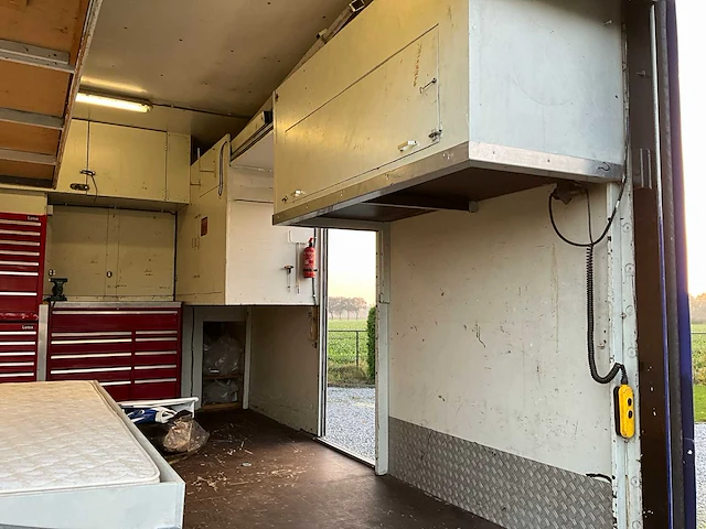 1987 van hool s212 motorsport trailer met keuken zitgedeelte en bedden - afbeelding 21 van  86