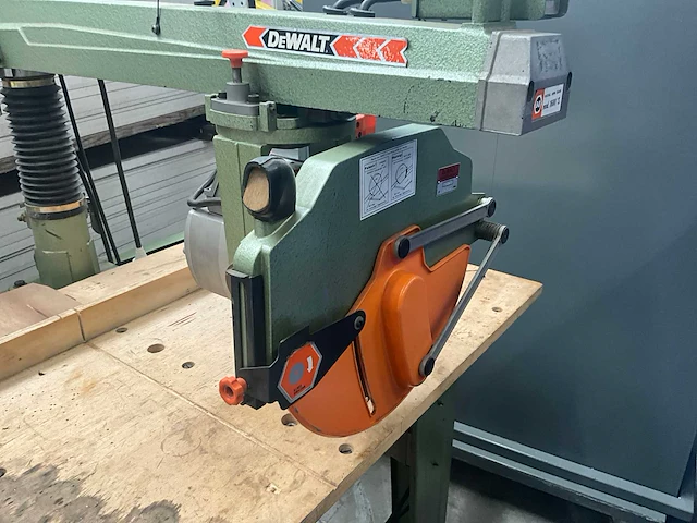 1988 dewalt 1600/“s” radiaalafkortzaagmachine - afbeelding 2 van  12