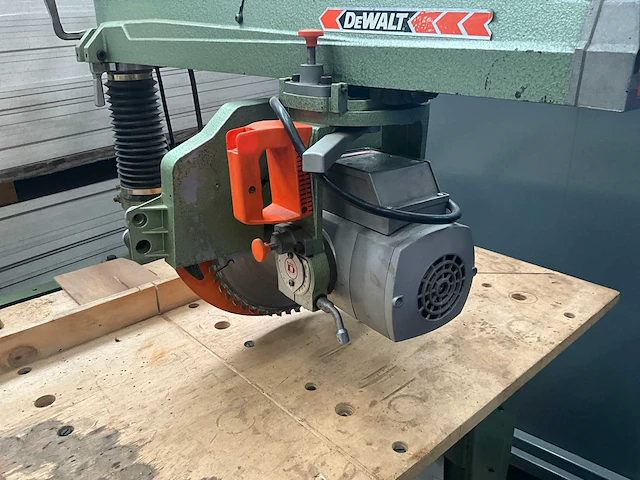 1988 dewalt 1600/“s” radiaalafkortzaagmachine - afbeelding 4 van  12