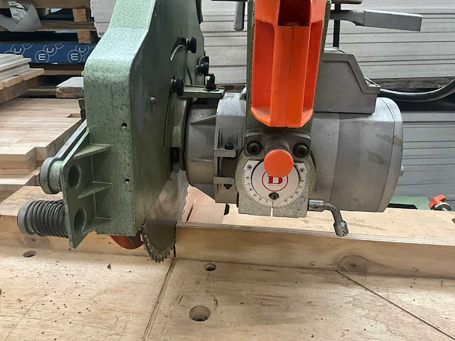 1988 dewalt 1600/“s” radiaalafkortzaagmachine - afbeelding 6 van  12