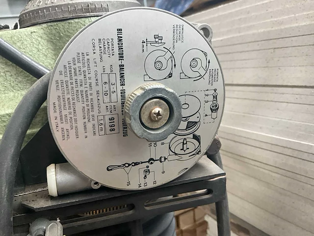 1988 dewalt 1600/“s” radiaalafkortzaagmachine - afbeelding 7 van  12