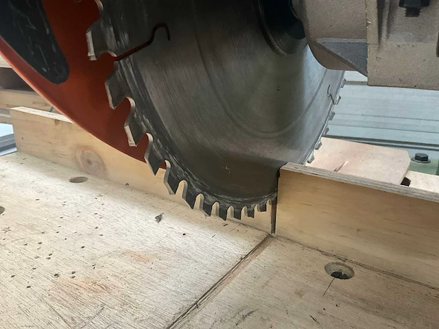 1988 dewalt 1600/“s” radiaalafkortzaagmachine - afbeelding 8 van  12