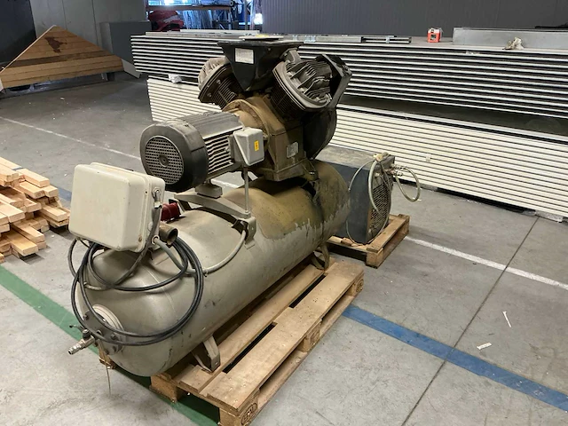 1989 atlas copco le9 uv zuigercompressor - afbeelding 18 van  22