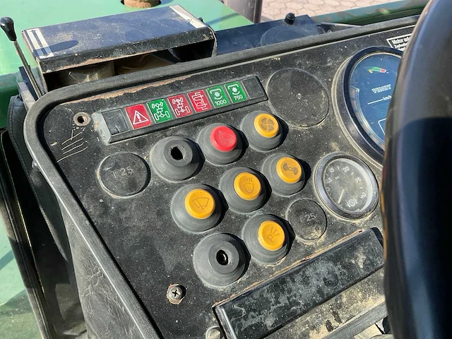 1989 fendt favorit 611 lsa turbomatik vierwielaangedreven landbouwtractor - afbeelding 21 van  40