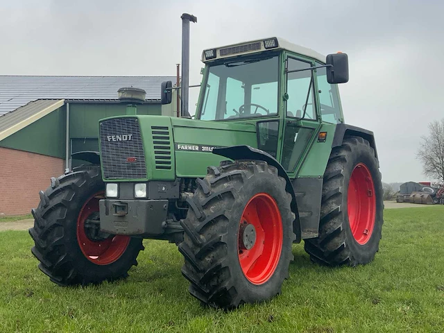 1990 fendt 311 lsa turbomatik vierwielaangedreven landbouwtractor - afbeelding 1 van  44