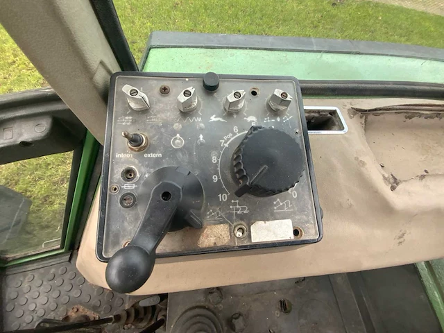 1990 fendt 311 lsa turbomatik vierwielaangedreven landbouwtractor - afbeelding 31 van  44