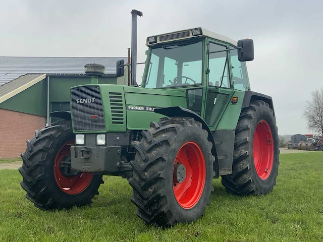 1990 fendt 311 lsa turbomatik vierwielaangedreven landbouwtractor - afbeelding 43 van  44