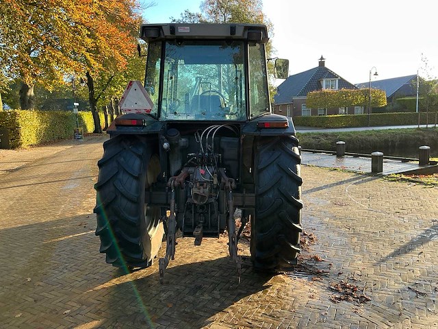 1993 massey ferguson 3085 vierwielaangedreven landbouwtractor met voorlader - afbeelding 3 van  32