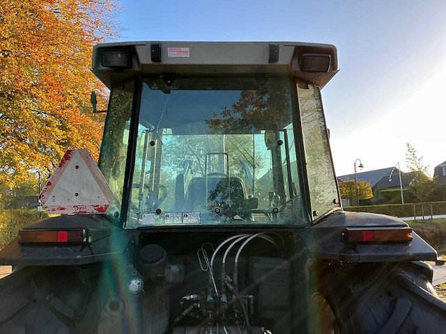 1993 massey ferguson 3085 vierwielaangedreven landbouwtractor met voorlader - afbeelding 4 van  32