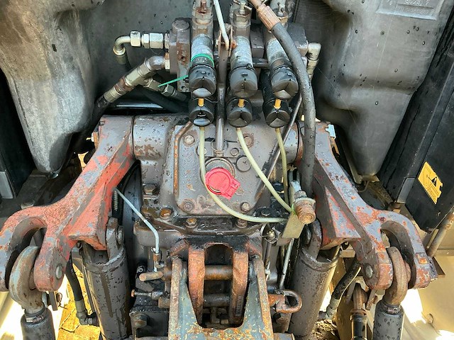 1993 massey ferguson 3085 vierwielaangedreven landbouwtractor met voorlader - afbeelding 9 van  32