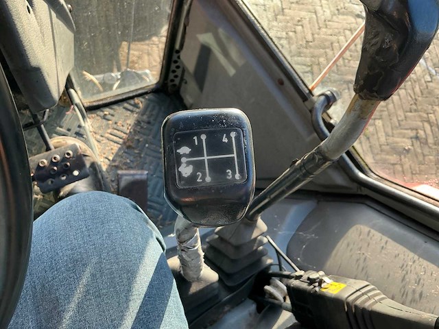 1993 massey ferguson 3085 vierwielaangedreven landbouwtractor met voorlader - afbeelding 16 van  32