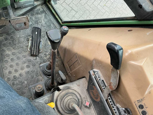 1994 fendt 304 lsa turbomatik vierwielaangedreven landbouwtractor - afbeelding 20 van  32