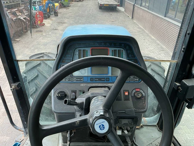 1995 ford 8670 new holland vierwielaangedreven landbouwtractor - afbeelding 17 van  38