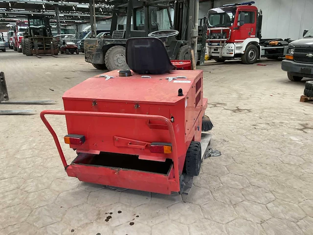 1995 rcm r850 zelfrijdende veegmachine - afbeelding 10 van  13