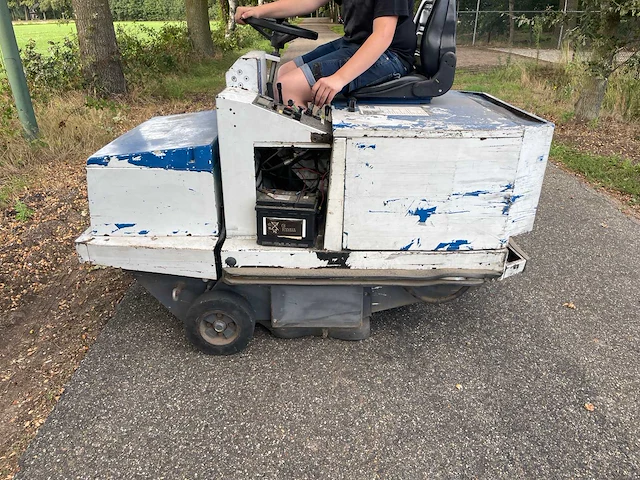1996 dulevo 86dr zelfrijdende veegmachine - afbeelding 1 van  5