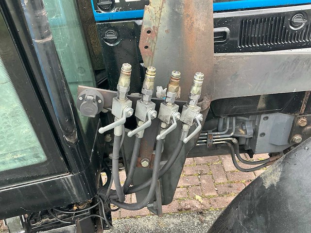 1996 new holland 5640 met voorlader vierwielaangedreven landbouwtractor - afbeelding 2 van  24