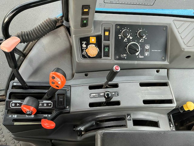 1996 new holland 5640 met voorlader vierwielaangedreven landbouwtractor - afbeelding 9 van  24