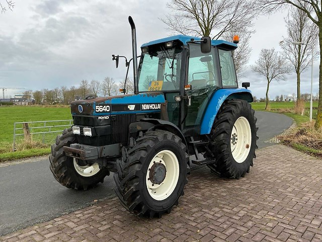 1996 new holland 5640 met voorlader vierwielaangedreven landbouwtractor - afbeelding 1 van  24