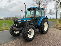 1996 new holland 5640 met voorlader vierwielaangedreven landbouwtractor - afbeelding 1 van  24