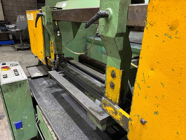 1997 bauer ls-380 horizontale lintzaagmachine op draaibaar plateau - afbeelding 9 van  12