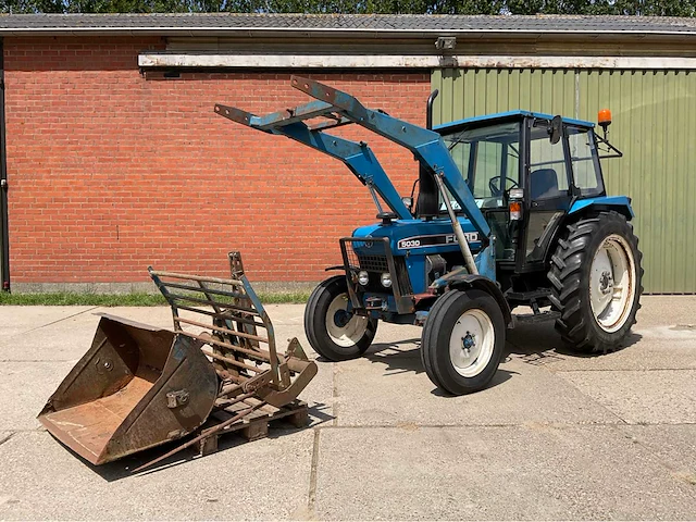 1997 ford 5030 tweewielaangedreven landbouwtractor - afbeelding 1 van  42