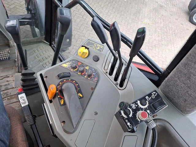 1997 massey ferguson 8130 dynashift vierwielaangedreven landbouwtractor - afbeelding 9 van  23