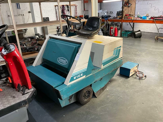 1997 tennant 210-e zelfrijdende veegmachine - afbeelding 1 van  12