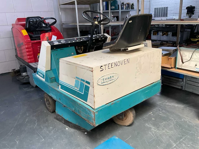 1997 tennant 210-e zelfrijdende veegmachine - afbeelding 6 van  12