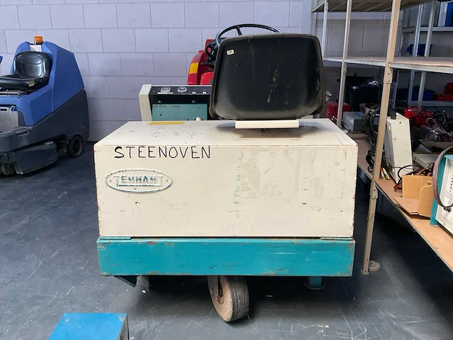 1997 tennant 210-e zelfrijdende veegmachine - afbeelding 8 van  12