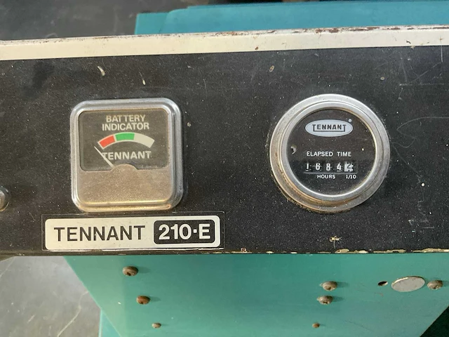 1997 tennant 210-e zelfrijdende veegmachine - afbeelding 11 van  12