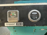 1997 tennant 210-e zelfrijdende veegmachine - afbeelding 11 van  12