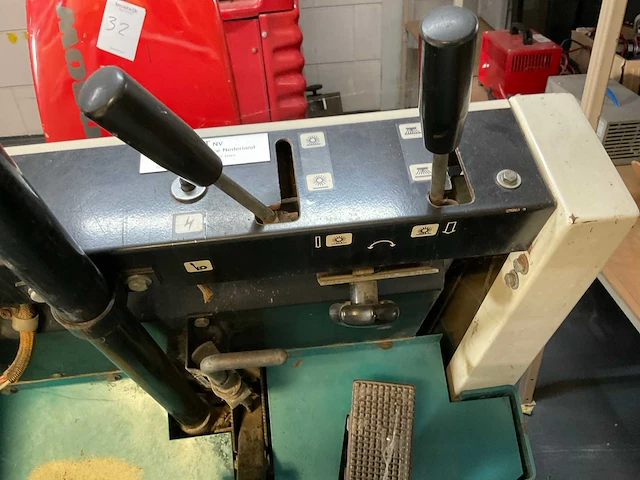 1997 tennant 210-e zelfrijdende veegmachine - afbeelding 12 van  12