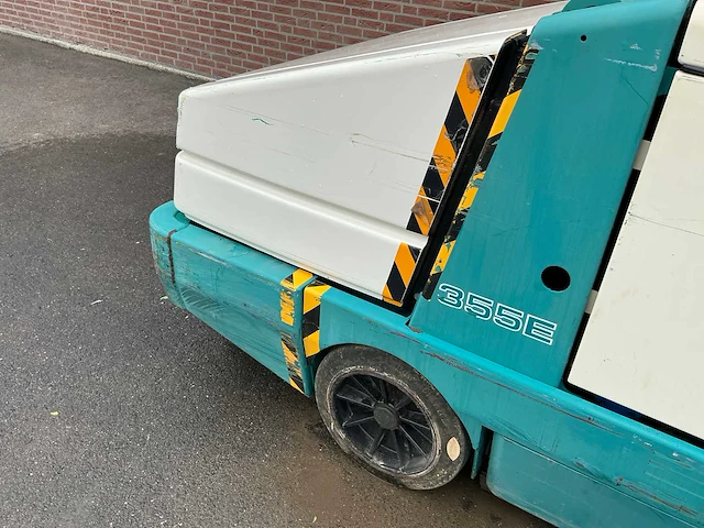 1997 tennant 355e zelfrijdende veegmachine - afbeelding 4 van  17