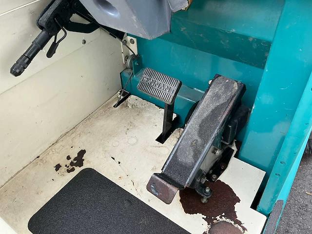 1997 tennant 355e zelfrijdende veegmachine - afbeelding 15 van  17