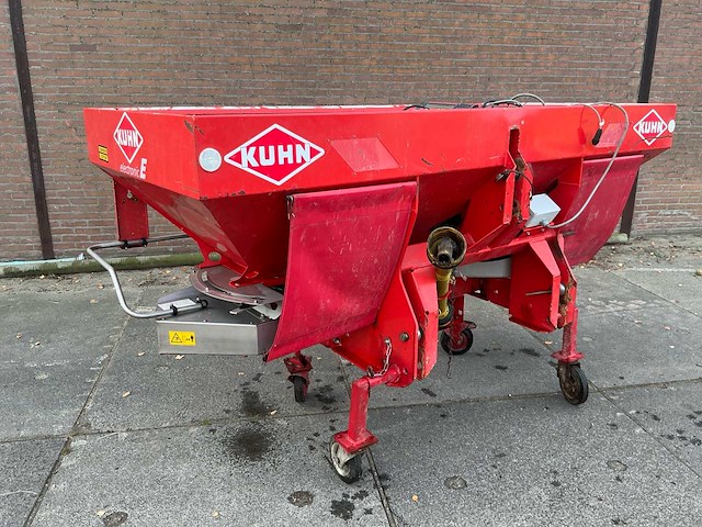 1998 kuhn alpha 1141 kunstmeststrooier - afbeelding 1 van  13