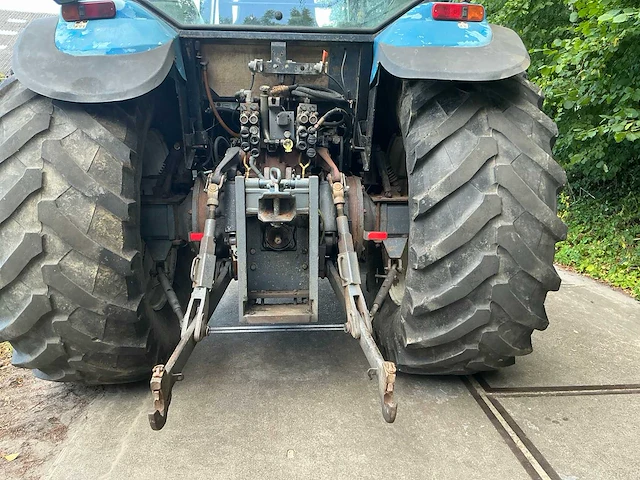 1998 new holland 8560 vierwielaangedreven landbouwtractor - afbeelding 11 van  33
