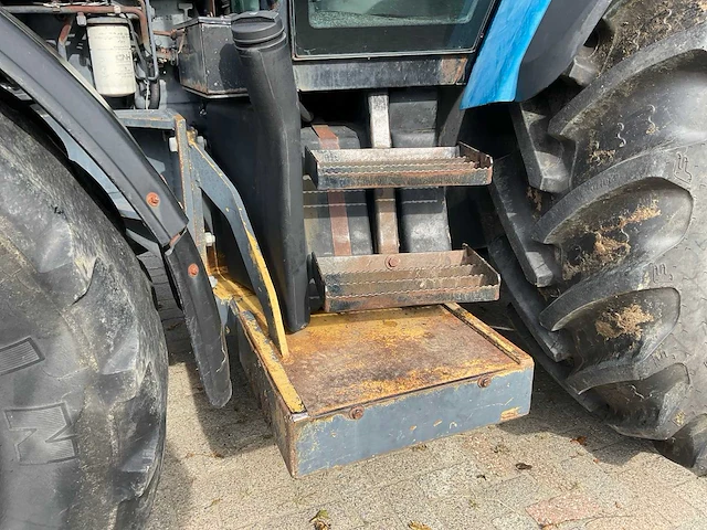 1998 new holland ts100 vierwielaangedreven landbouwtractor met bos maaiarm - afbeelding 19 van  52