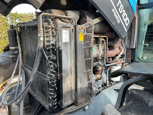 1998 new holland ts100 vierwielaangedreven landbouwtractor met bos maaiarm - afbeelding 44 van  52