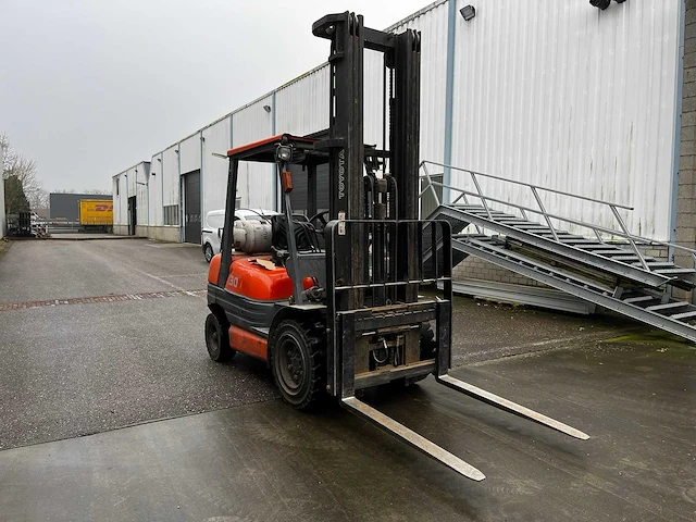 1998 toyota 02-6fg30 vorkheftruck - afbeelding 1 van  13