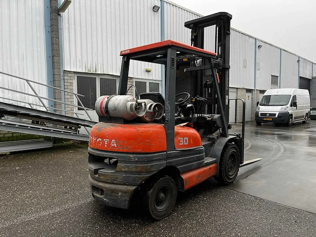 1998 toyota 02-6fg30 vorkheftruck - afbeelding 9 van  13