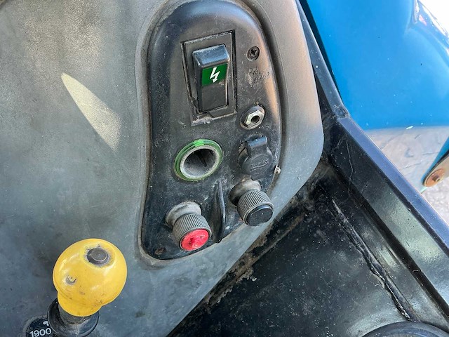 1999 new holland ts110 vierwielaangedreven landbouwtractor - afbeelding 30 van  43