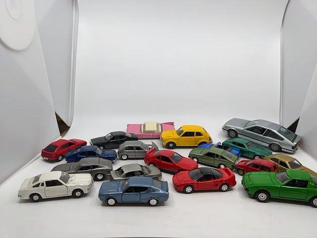 19x miniatuur o.a. dinky toys, yonezawa toys, gama - afbeelding 1 van  23