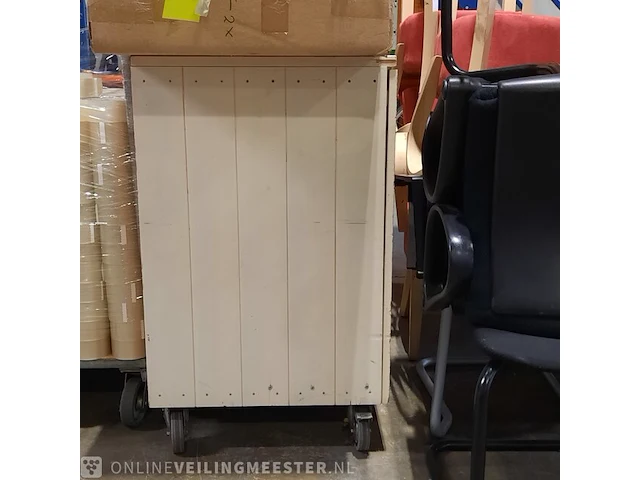 19x vergaderstoel, 1x verrijdbare kast en folderrek - afbeelding 9 van  12