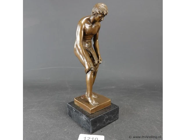 2 bronzen jongeheren op marmeren basement - afbeelding 1 van  5