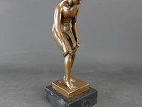 2 bronzen jongeheren op marmeren basement - afbeelding 1 van  5