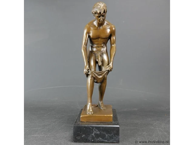 2 bronzen jongeheren op marmeren basement - afbeelding 2 van  5