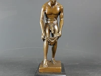 2 bronzen jongeheren op marmeren basement - afbeelding 2 van  5