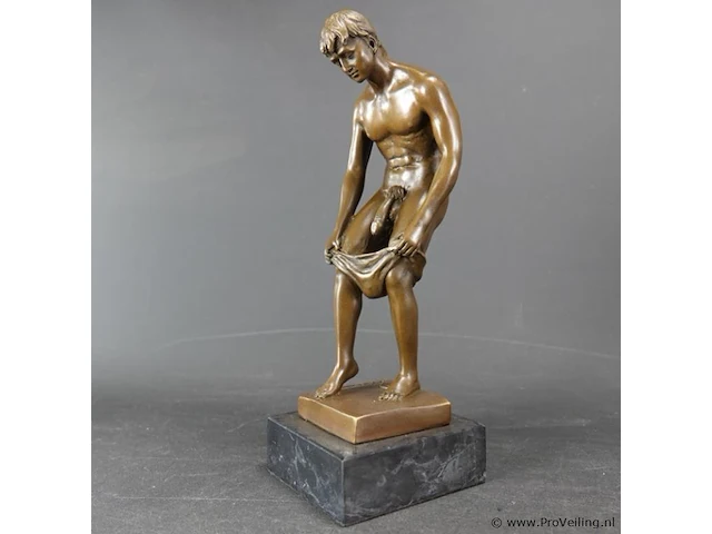 2 bronzen jongeheren op marmeren basement - afbeelding 3 van  5