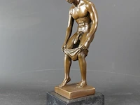 2 bronzen jongeheren op marmeren basement - afbeelding 3 van  5