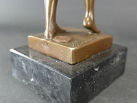 2 bronzen jongeheren op marmeren basement - afbeelding 4 van  5